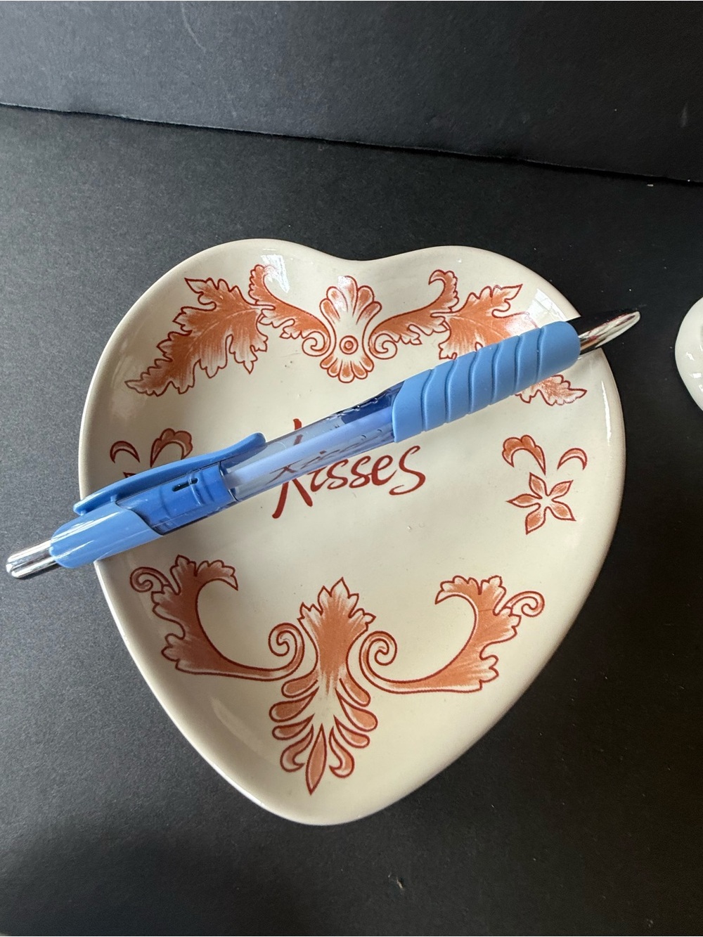 Heart shaped trinket dish with "KissHeart shaped trinket dish with "Kisses"